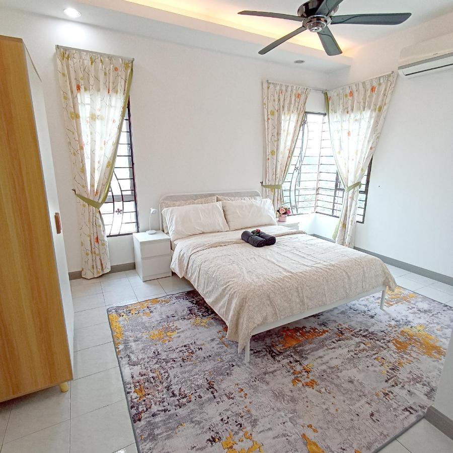 Tropika Homestay Bangi With 3 Bedrooms Kajang Exteriör bild