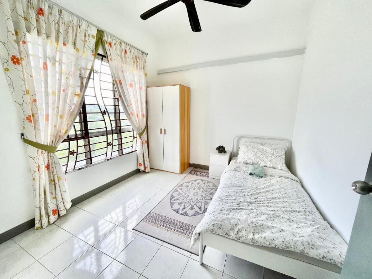 Tropika Homestay Bangi With 3 Bedrooms Kajang Exteriör bild